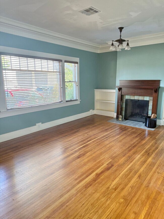 Building Photo - Historic 2 Bedroom on Hawk