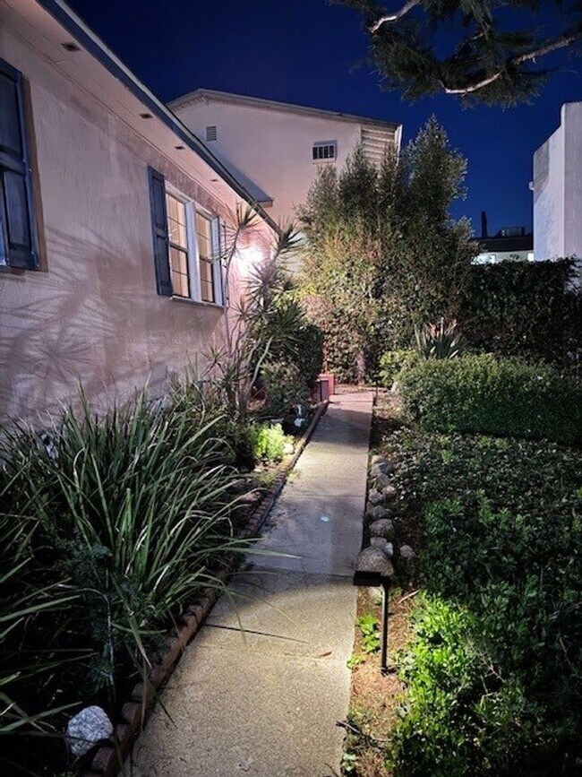 Building Photo - One bedroom, one bath in La Crescenta