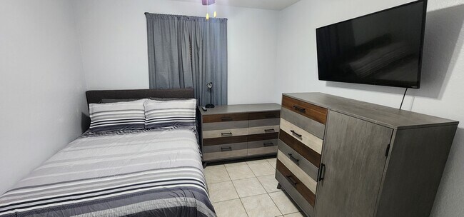 Building Photo - Pink 45th