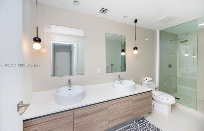 Building Photo - 121 NE 34th St