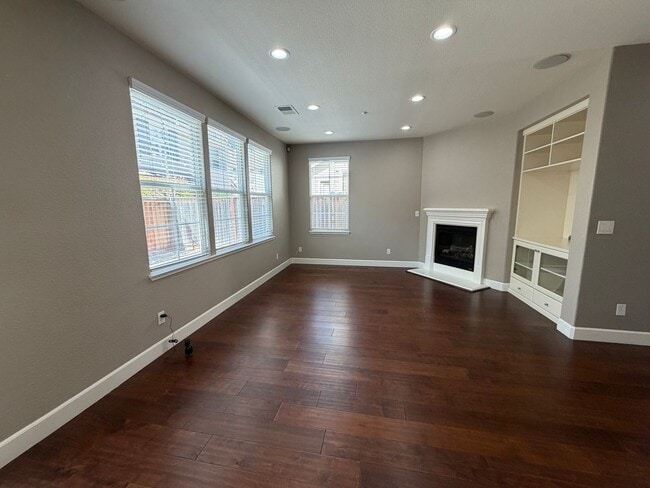 Building Photo - Luxurious 4 Bedroom 2.5 Bath Home.