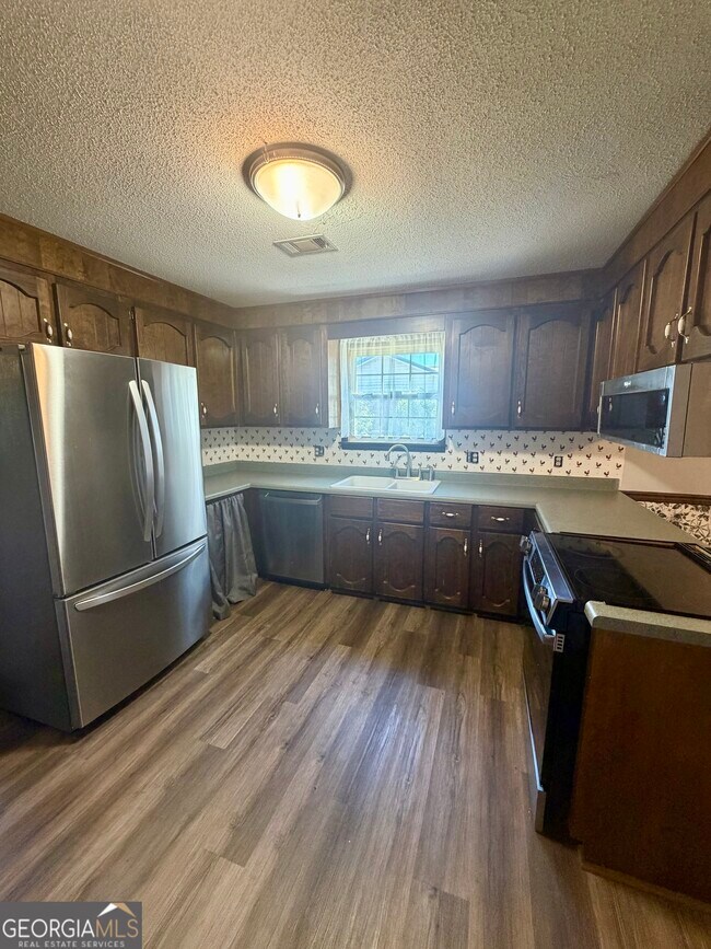 Building Photo - 131 Foxwood Cir