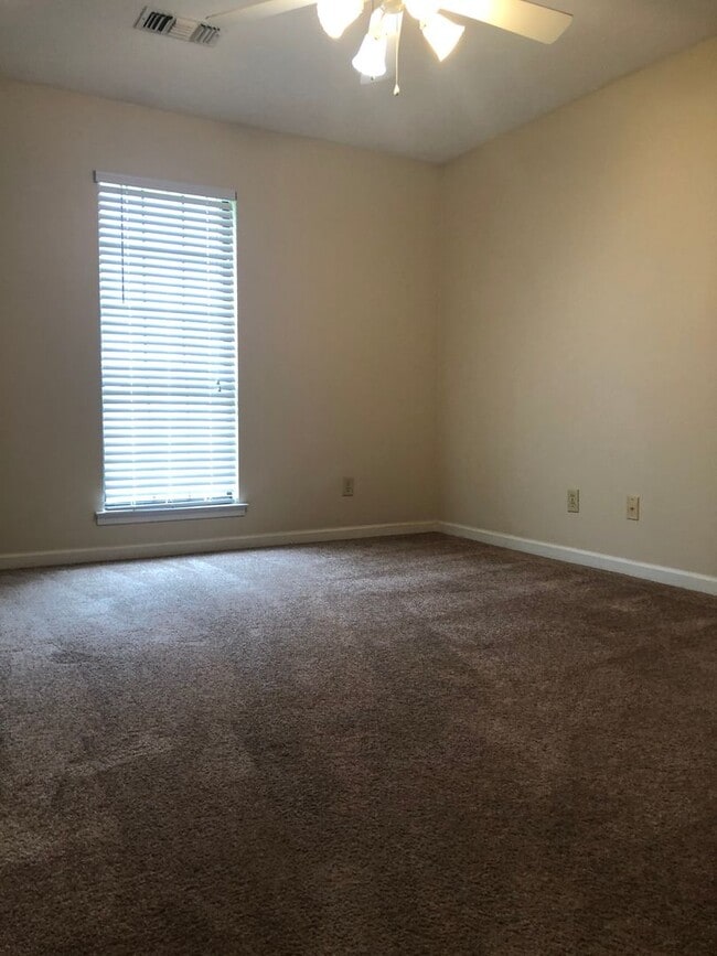 Building Photo - Silver Hills rental!