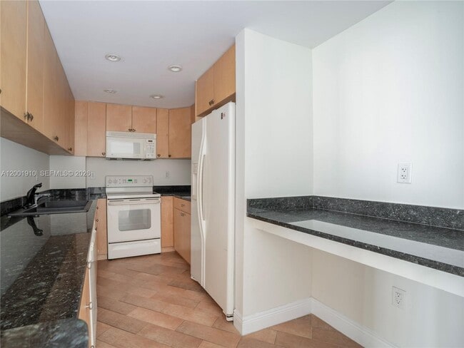 Building Photo - 10350 W Bay Harbor Dr