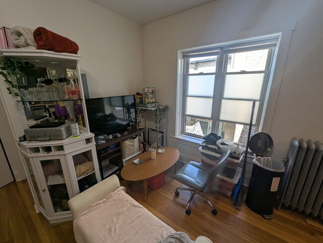 Building Photo - Fully Renovated Studio in Albany Park! Gre...