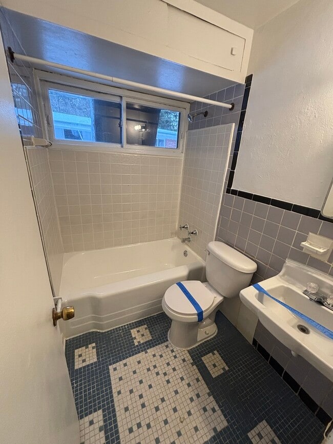 Building Photo - Lovely 3-Bedroom Home with Natural Light a...