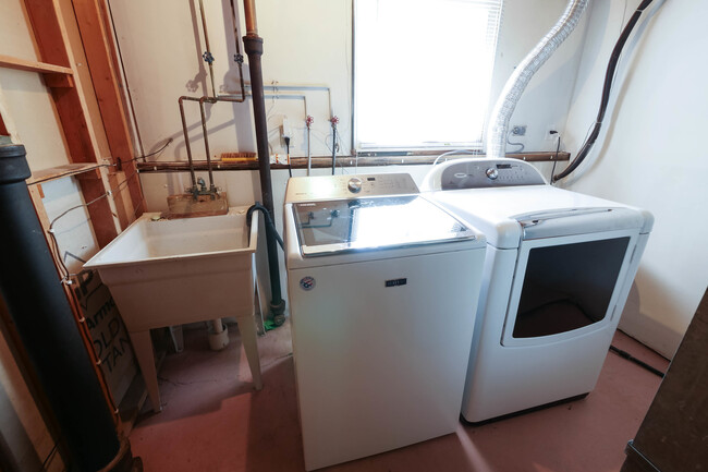 Building Photo - Renovated Singe Family Bi-Level near South...