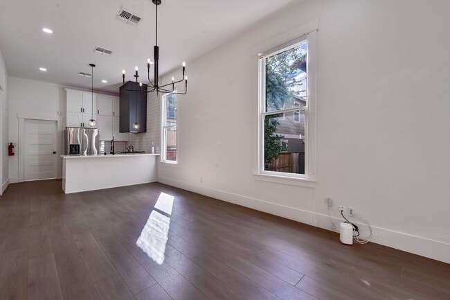 Building Photo - Fully Updated 2BR/2BA Victorian with Priva...
