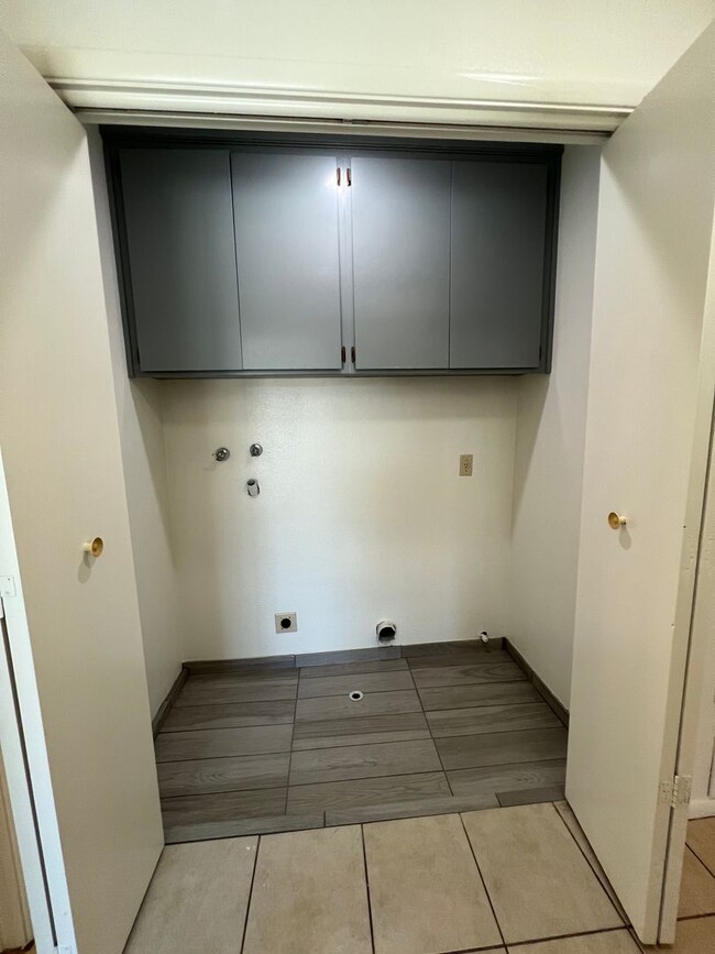 Building Photo - 3 bedroom and 2 bathroom home! AVAILABLE J...