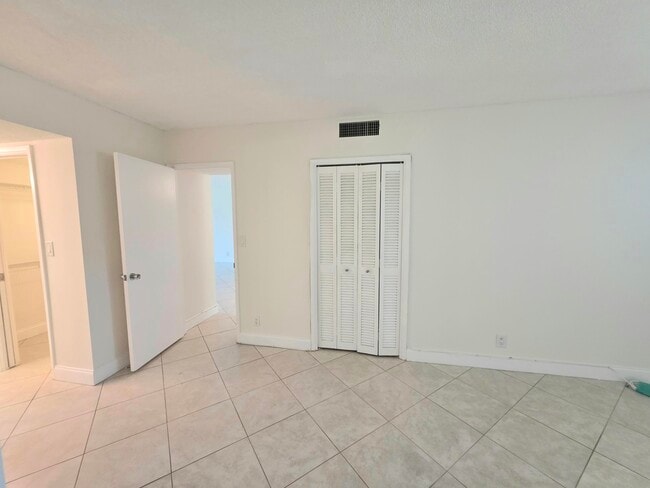 Building Photo - 3100 NE 48th Ct
