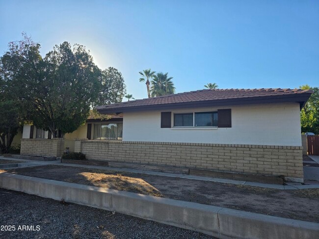 Primary Photo - 570 N Villa Nueva Dr