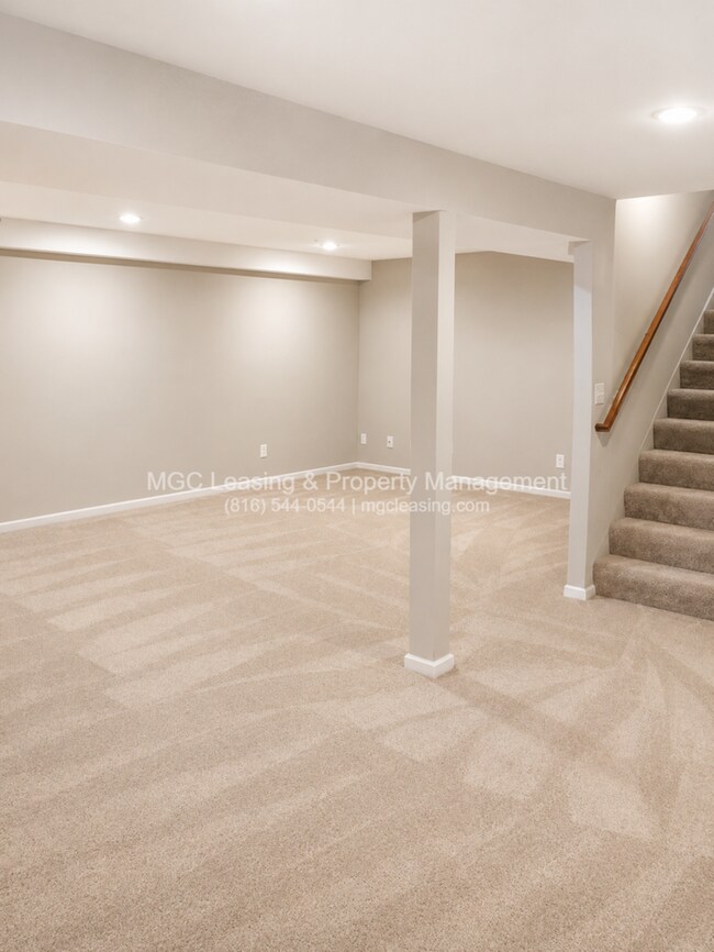 Building Photo - Stop scrolling—your dream home in Lee’s Summit is officially here!