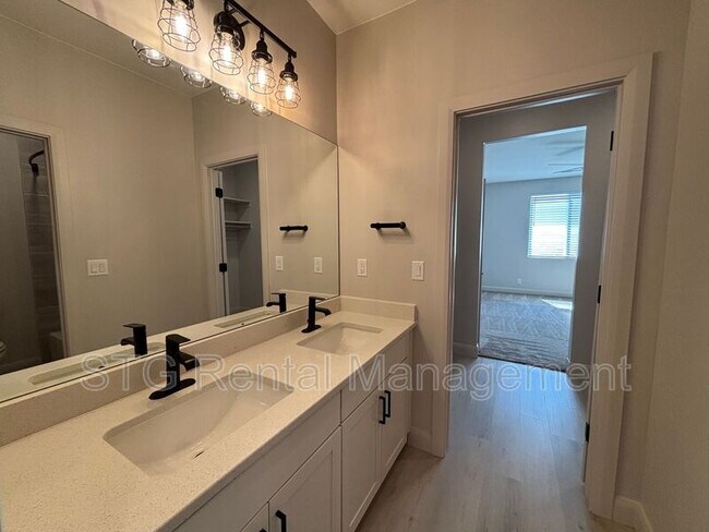 Building Photo - 840 Twin Lakes Dr