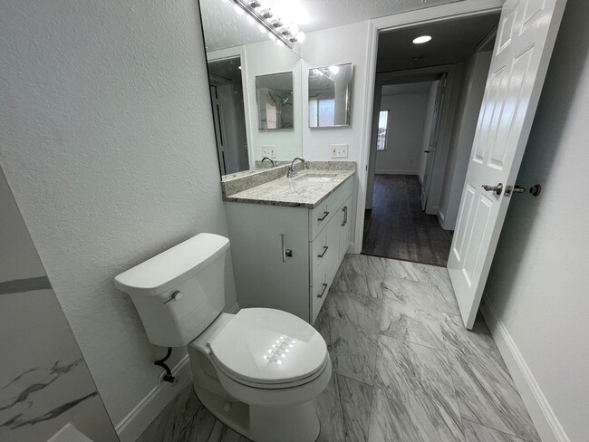 Building Photo - ANNUAL RENTAL - KEY ROYAL-2 BED 1 BATH THI...