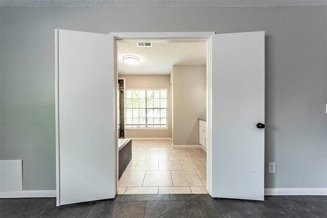 Building Photo - 3909 Spring Arbor Ct