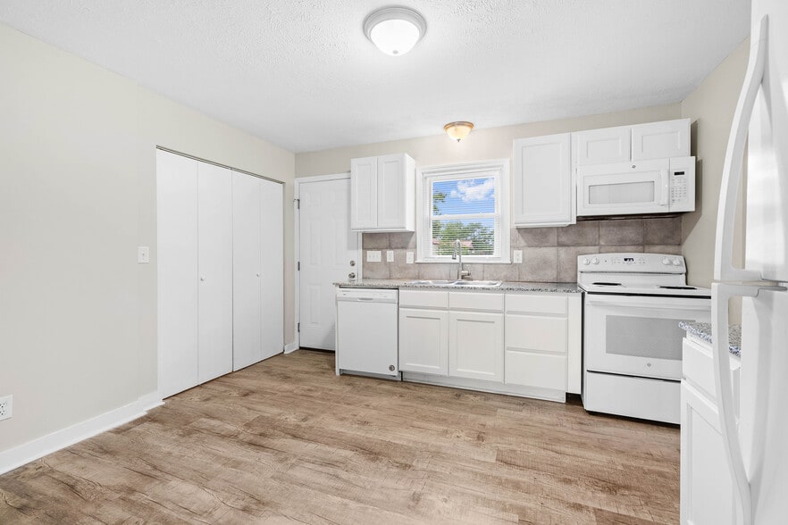 Building Photo - Lakeshore Harbour Townhomes