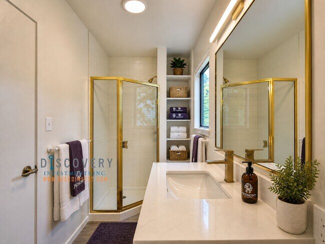 Building Photo - Refined Piedmont Residence with Timeless Mid-Centry Appeal