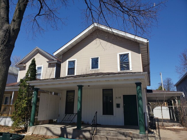 Primary Photo - 716 Washington St