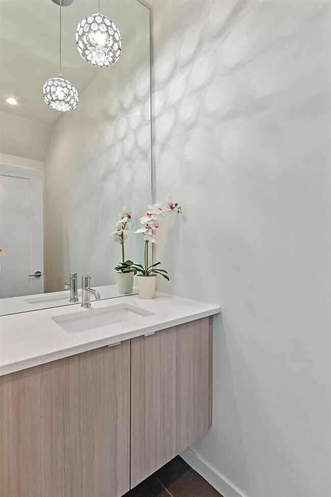 Half bath - main floor - 3462 Albion St