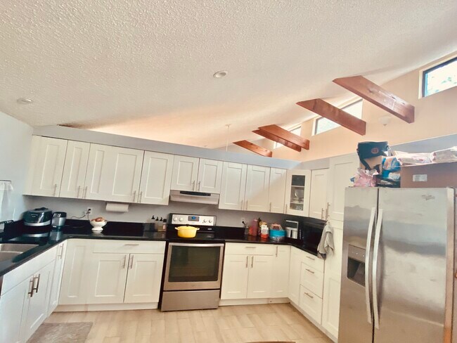 Building Photo - 14 Windsor Rd