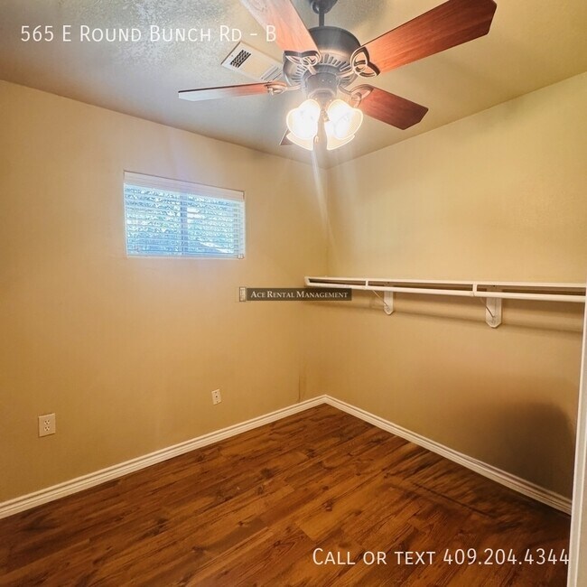 Building Photo - 565 E Roundbunch Rd
