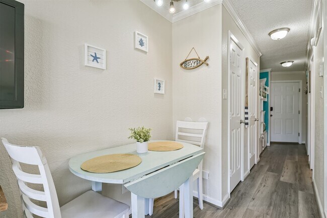 Building Photo - 6102 Seawall Blvd