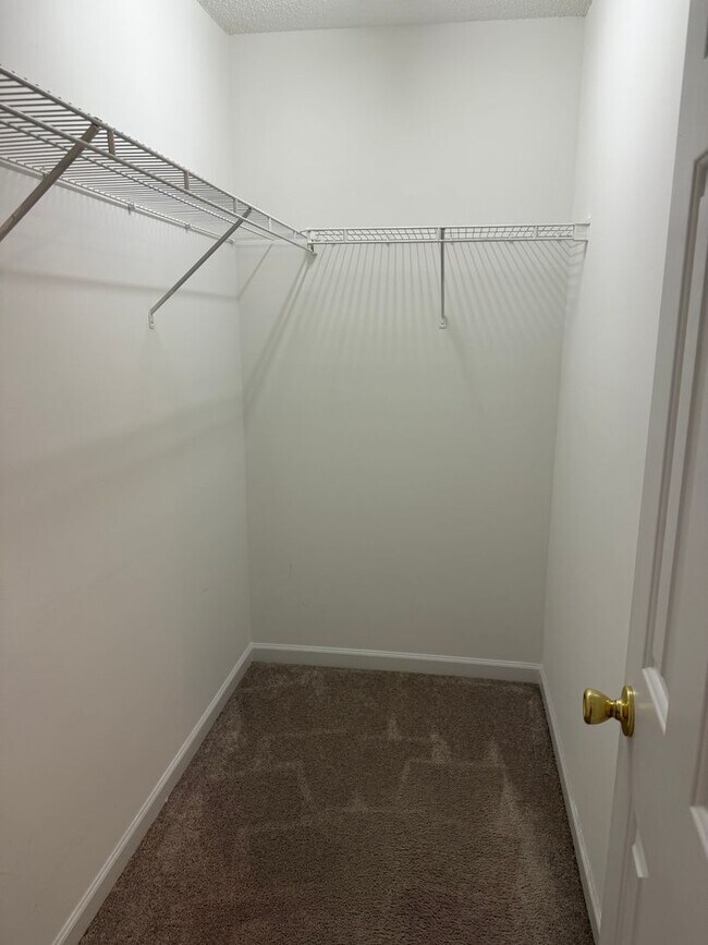 Building Photo - Well Maintained 3 Bedroom Townhome - Neigh...