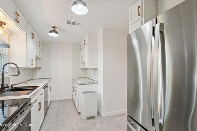 Building Photo - 409 Sailfish Dr E