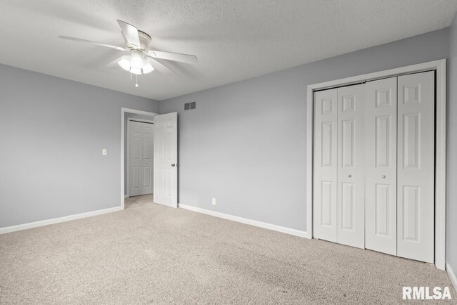 Building Photo - 2020 W Glen Ave