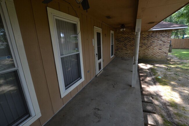 Building Photo - Zachary School District! 3 bedroom, 2 bath home in coveted Marita Terrace Subdivision