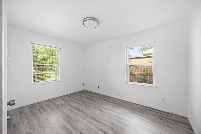 Building Photo - 5919 Van Fleet St