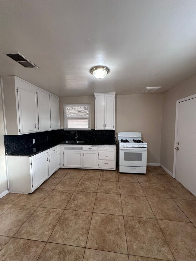 Building Photo - 2114 Brundage Ln