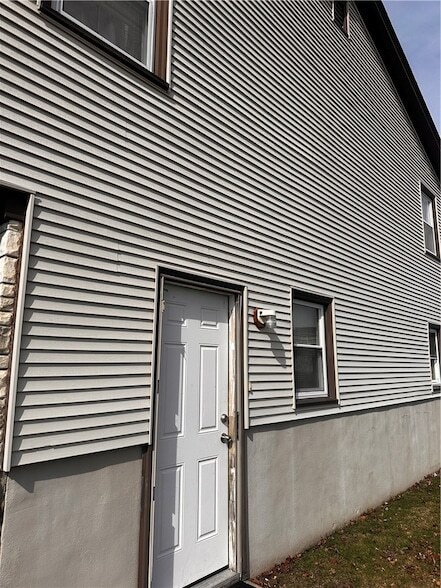 Building Photo - 24 Lewis St