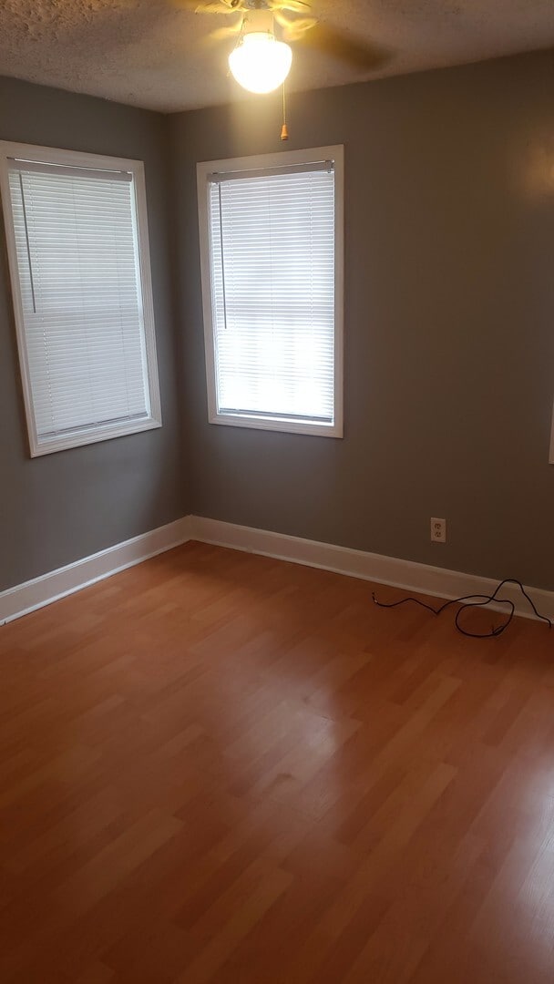 Building Photo - 2 bedroom/1 bath