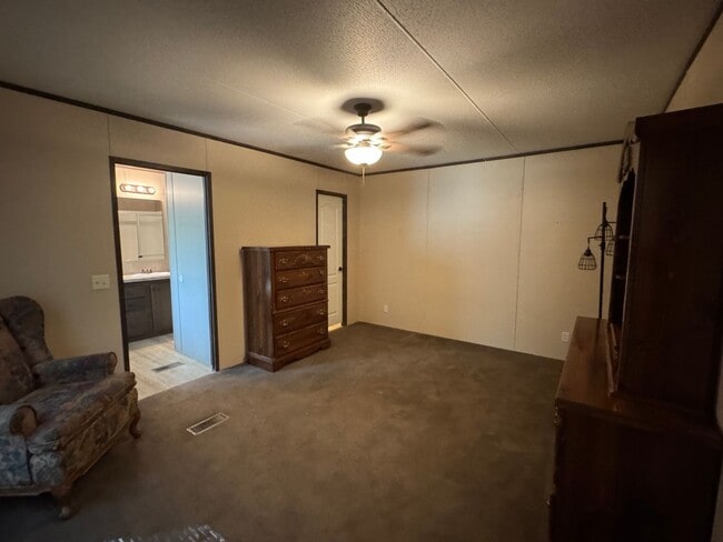 Building Photo - Great Mobile Home for Lease in Denham Springs