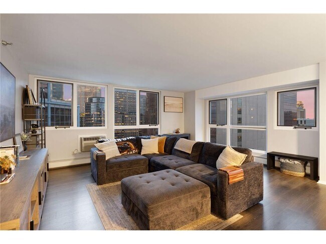 Building Photo - 433 S 7th St