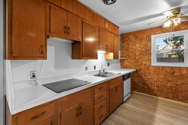 Building Photo - 60 Leslie Ave