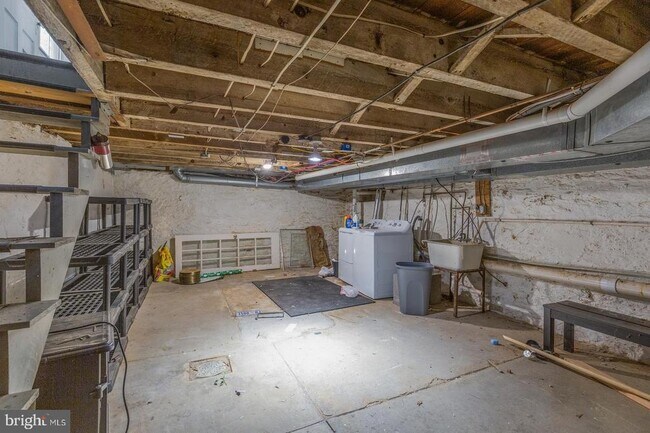Building Photo - 40 W Southampton Ave