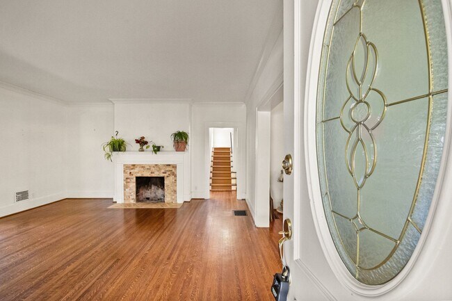 Building Photo - 4 Bed 2.5 Bath Home with a large backyard ...