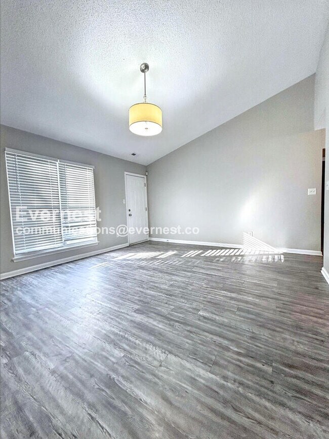 Building Photo - Limited Time Special Offer / 3 Bed, 2 Bath Home with Attached Garage and Hookups