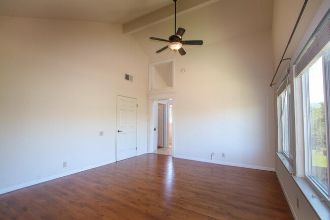 Building Photo - Large 4BR 3BA Updated Home in Quiet Neighb...