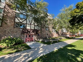 Building Photo - Birch Tree Court