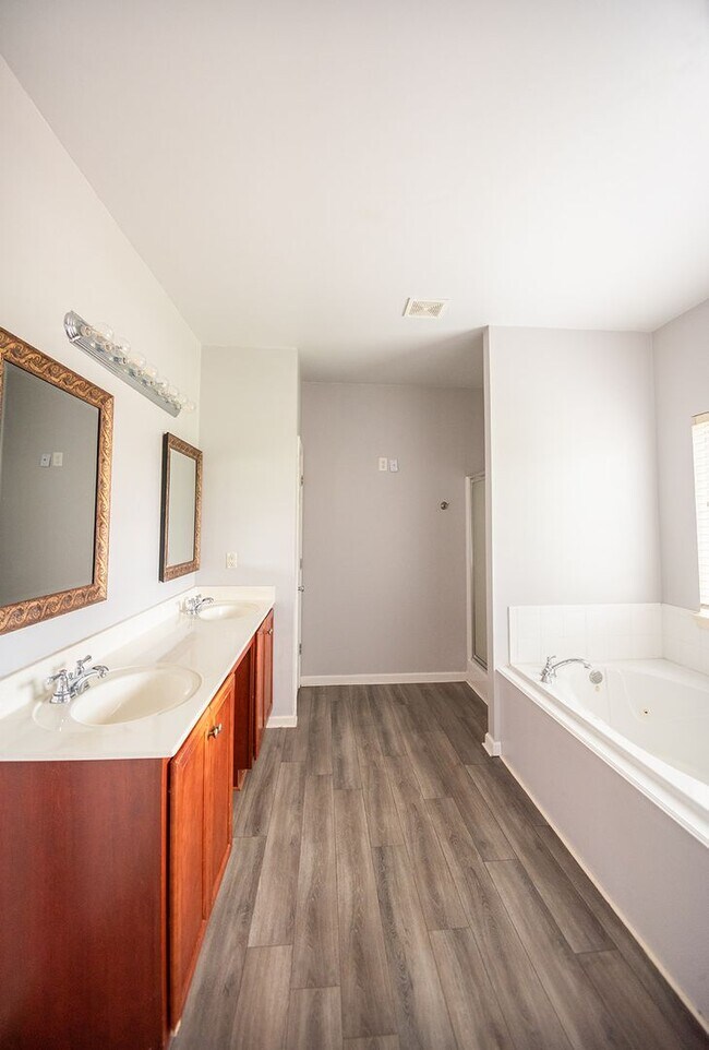 Building Photo - Beautiful home available today!