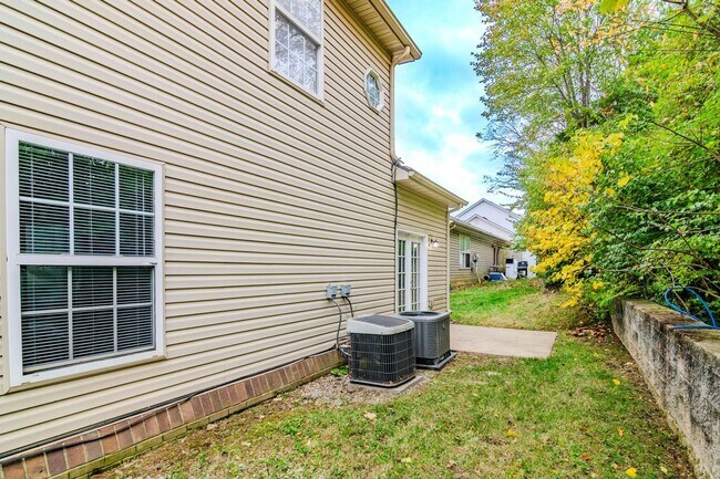 Building Photo - Beautifully updated 3 bedroom, 2.5 bath townhouse in a fantastic Lexington location!