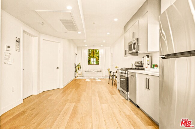 Building Photo - 535 N Formosa Ave