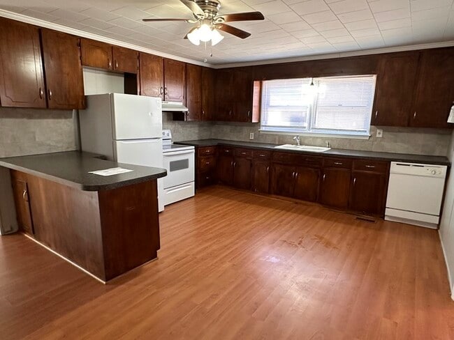 Building Photo - 402 Parker Ave