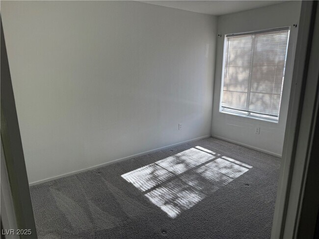 Building Photo - 698 S Racetrack Rd