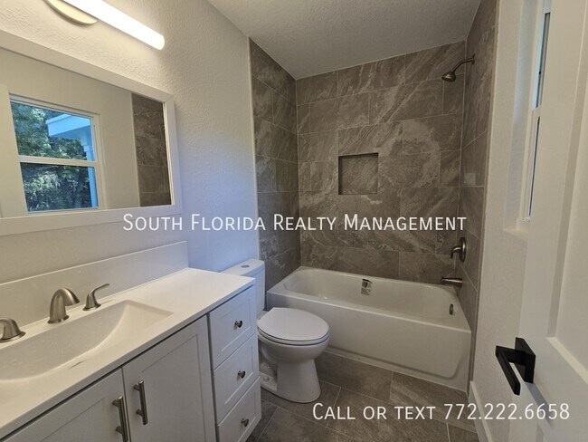 Building Photo - 541 SE Penn Ave