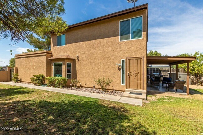 Building Photo - 1502 E Topeka Dr