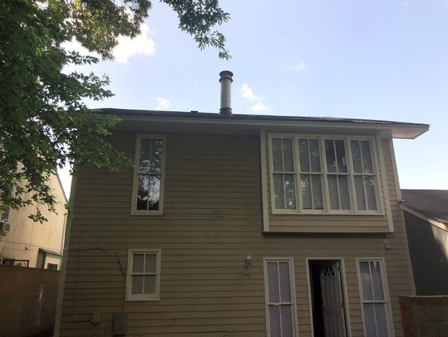 Building Photo - Large Townhome
